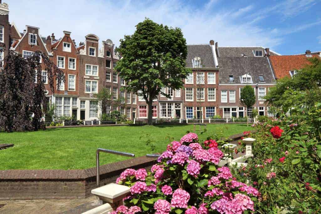  Begijnhof courtyard of characteristic Amsterdam homes