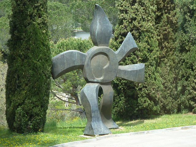 Sculpture on the grounds of the Musée National Fernand Léger
Source: Abxhay - Creative Commons