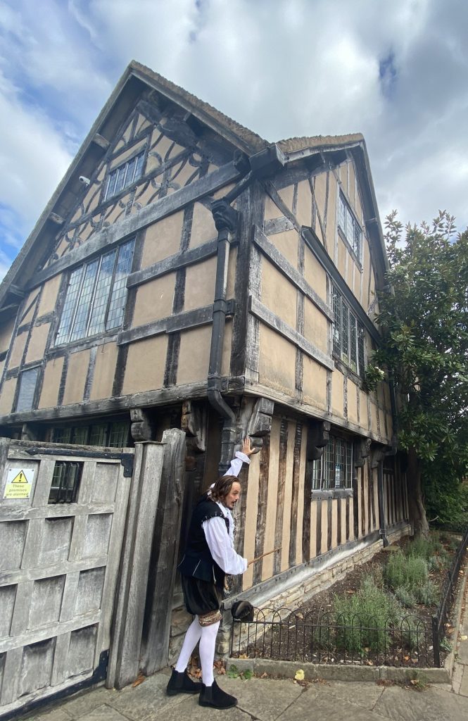 Guide dressed as Shakespeare in front of a Tudor house in Stratford-upon-Avon
