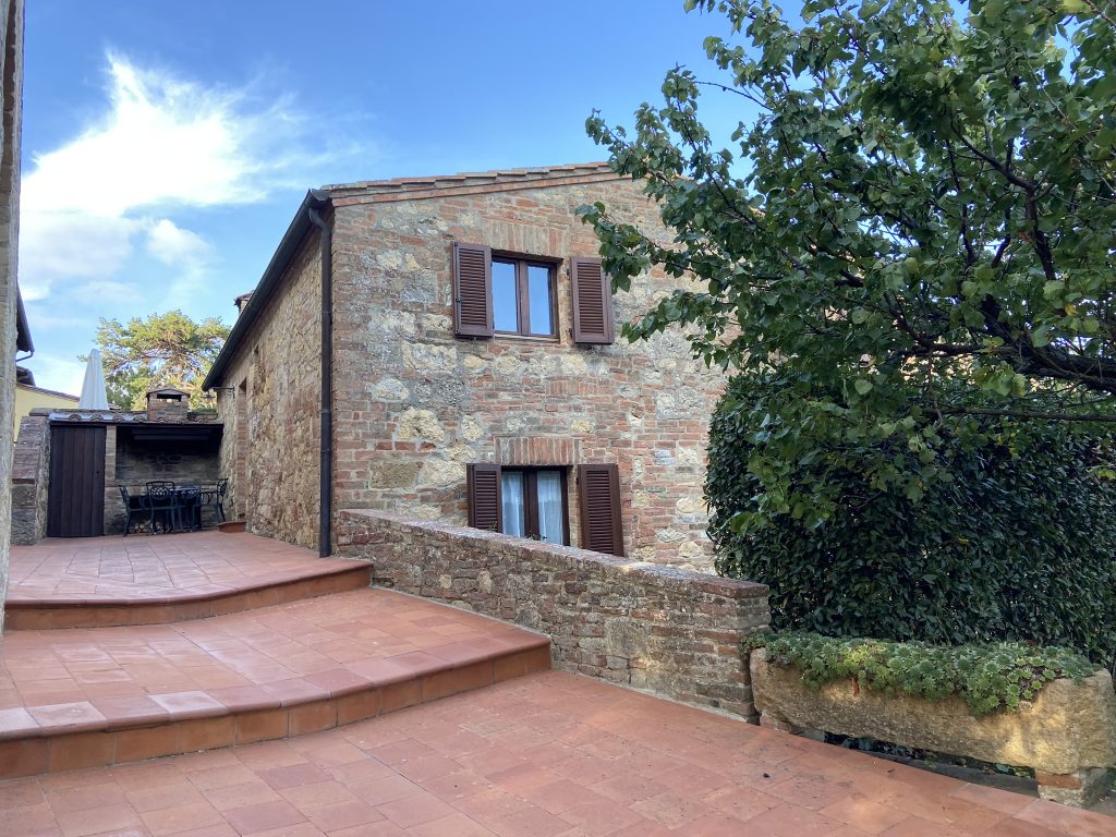 Tuscan farmhouse accommodation at Sant'Antonio Country Resort near Montepulciano