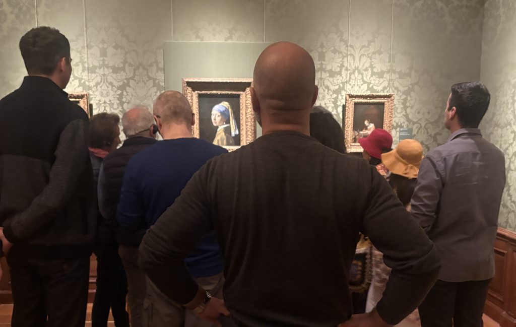 Crowds of people in front of Girl with a Pearl Earring in the Mauritshius in the Hague