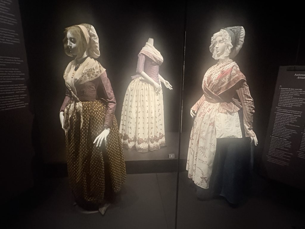 Mannequins dressed in examples of Arlesienne dress  on display at the Musée de la Mode et du Costume 