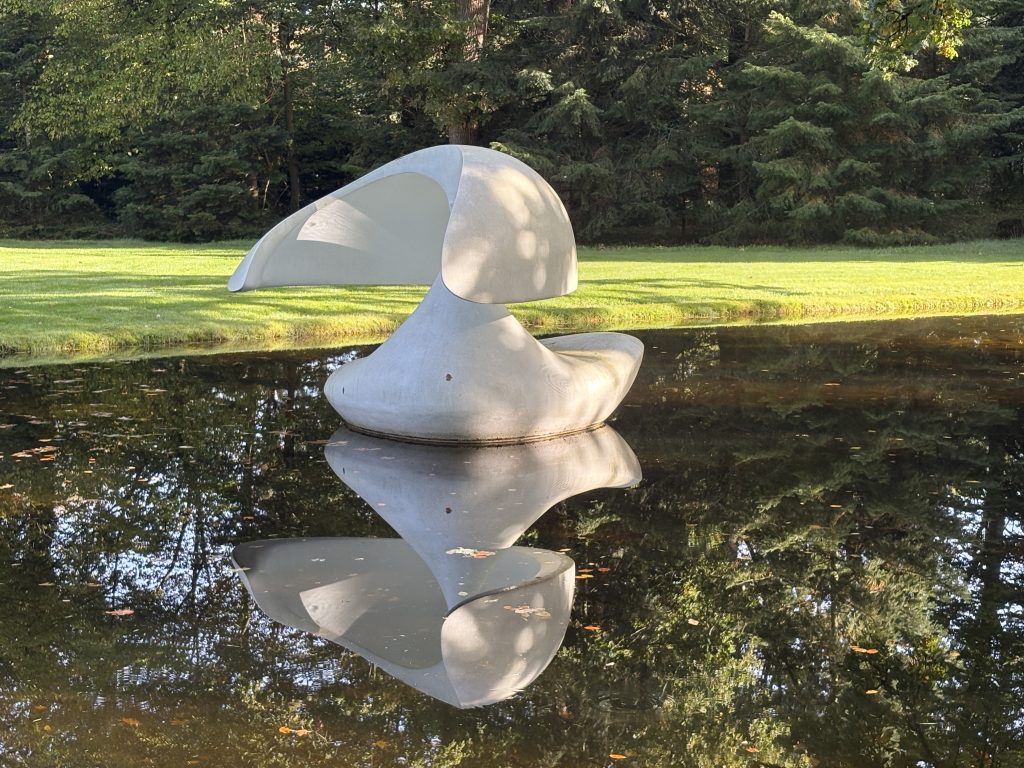 Marta Pan's white floating sculpture on a pond at the Kröller-Müller Museum